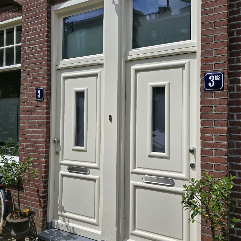 binnendeuren en buitendeuren van hout