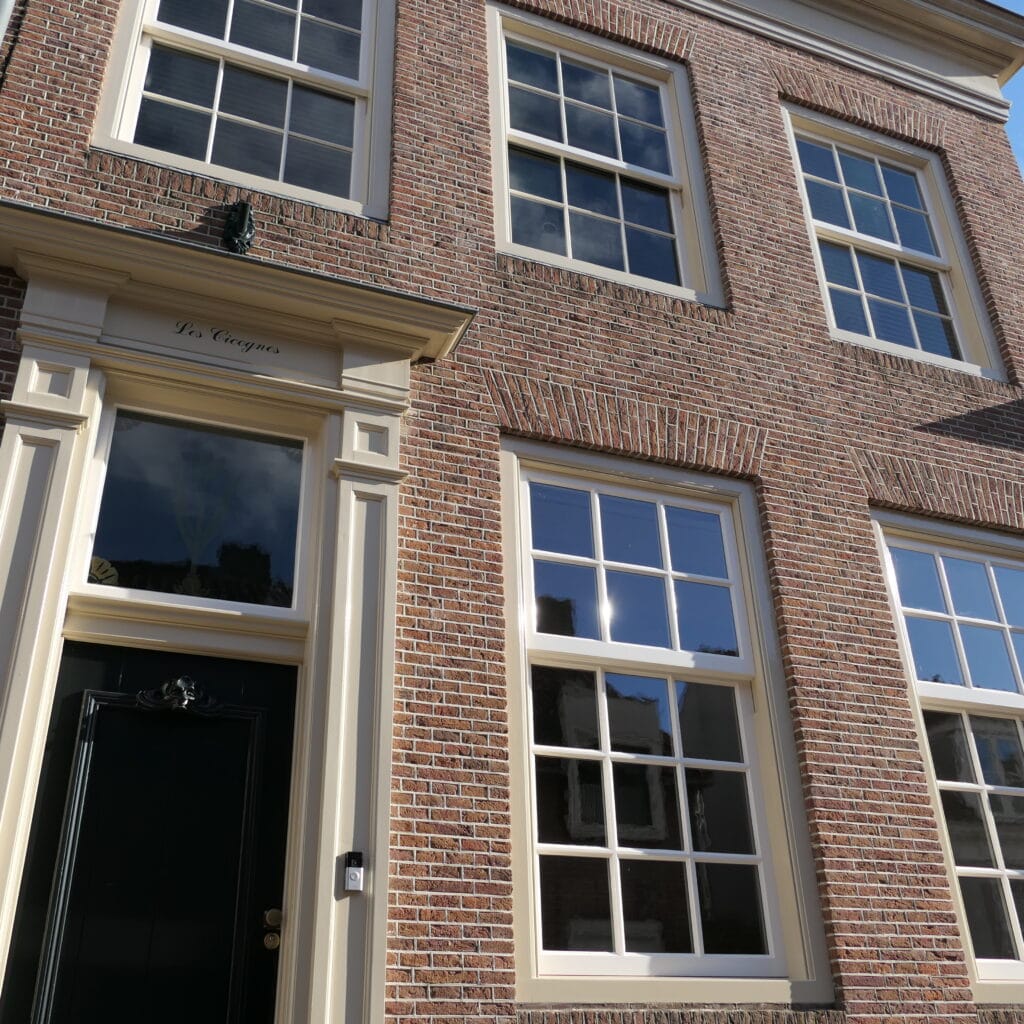 Ambachtelijke afwerking van houten raam op maat